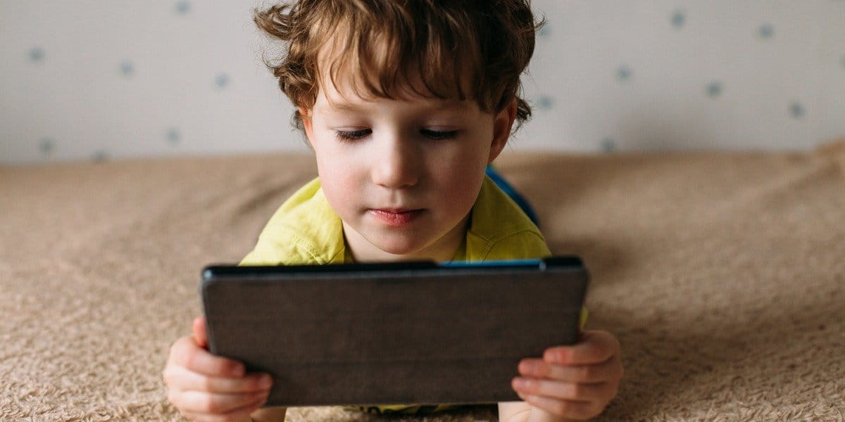 OMS recomienda que los niños no usen pantallas hasta los dos años