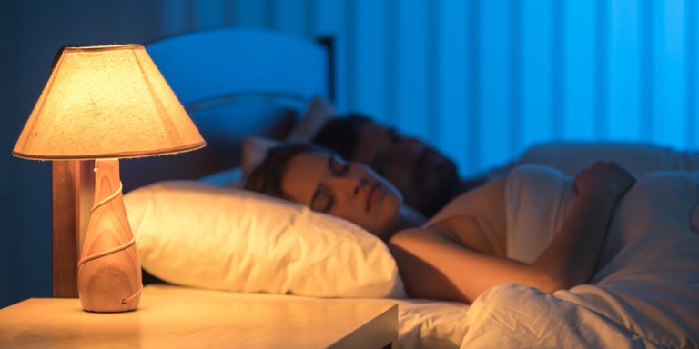 Mujeres que duermen con luz prendida son más propensas a sufrir sobrepeso