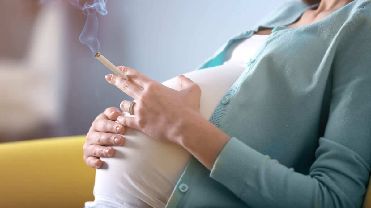 Aumenta el riesgo de fracturas en el bebé si la madre fuma en el embarazo