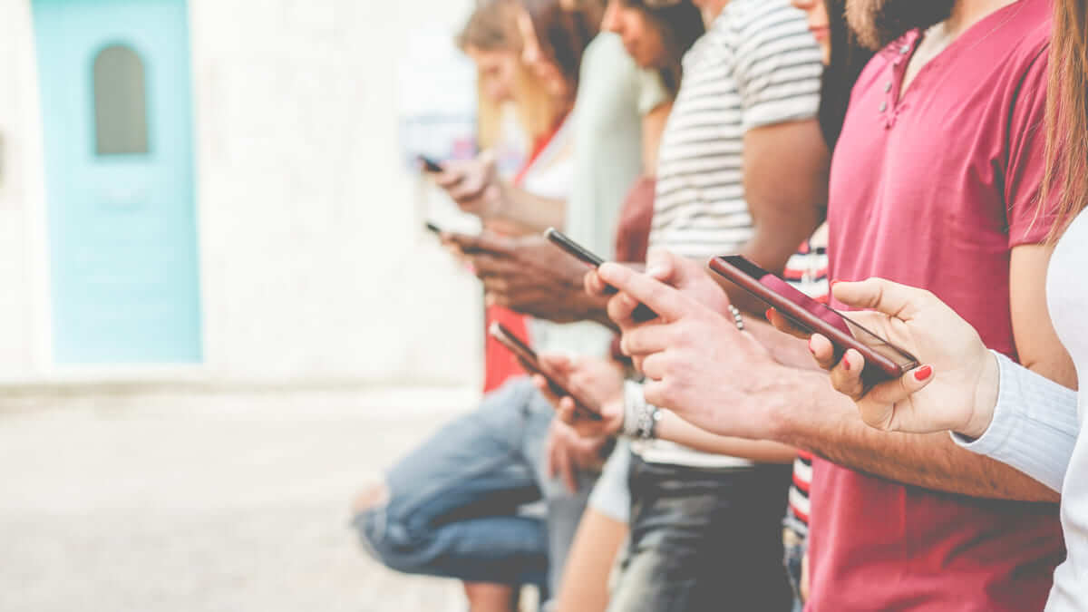 ¿Usar demasiado el móvil afecta la salud mental en los jóvenes