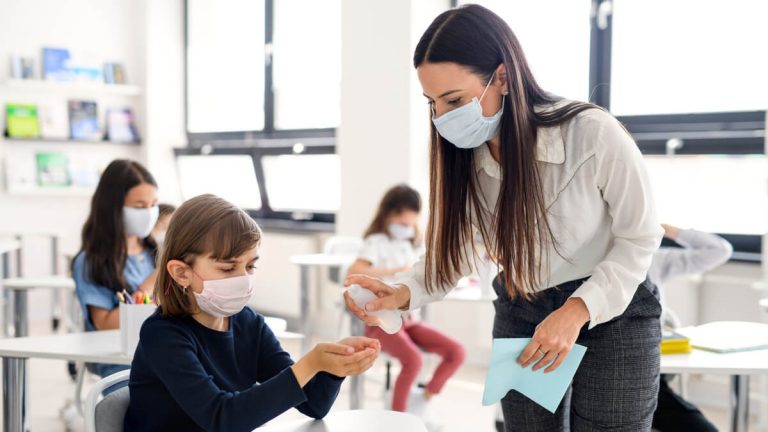 Controlar la transmisión comunitaria, clave para reapertura de las escuelas