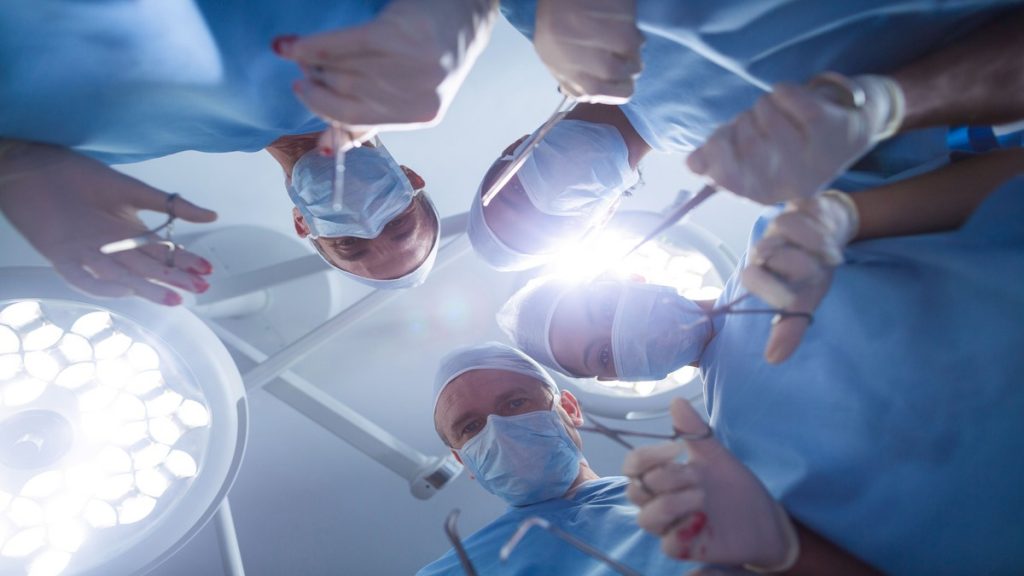 Procuraduría y Defensoría piden al Gobierno garantizar los derechos laborales del personal de salud