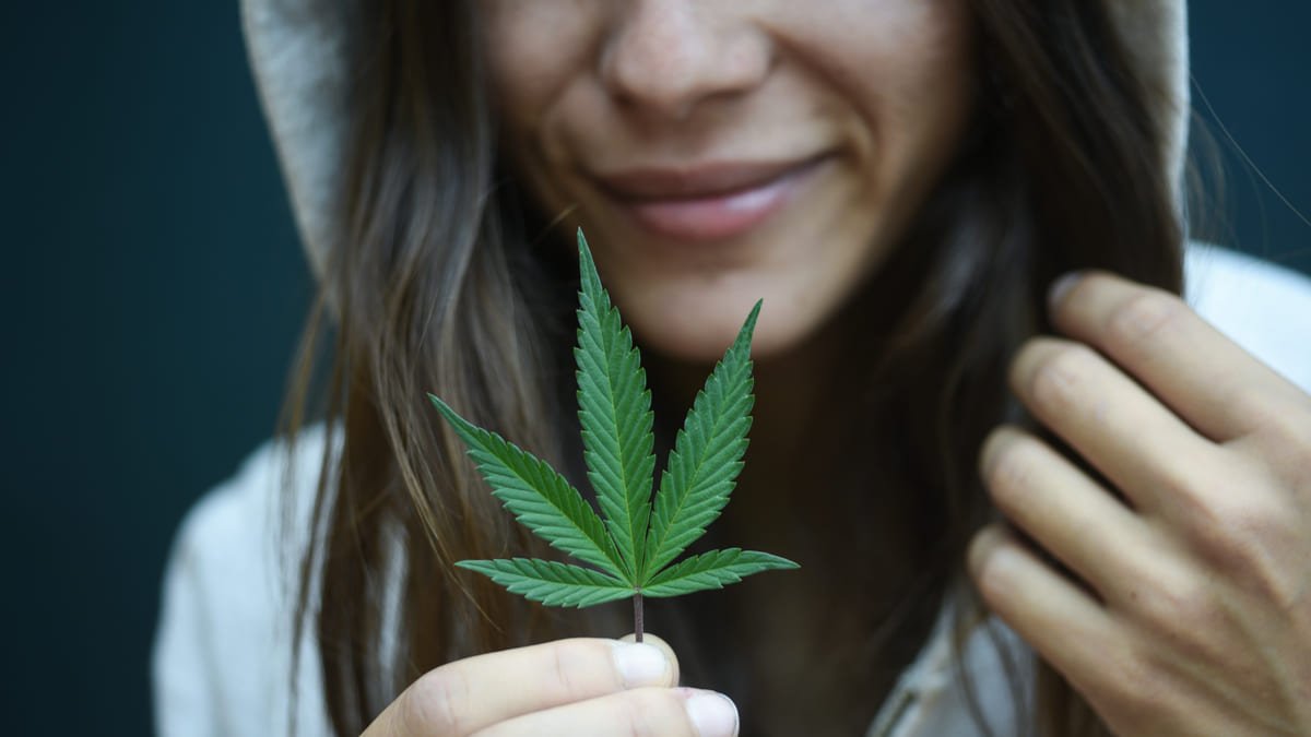 Mujeres que consumen cannabis tienen menos probabilidades de concebir según estudio