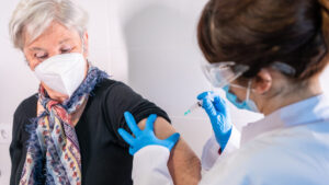 Las vacunas para prevenir complicaciones y muerte asociadas a la infección por SARS-CoV-2 producen trombosis falso.