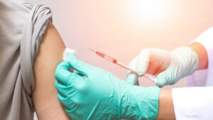 Se duplica el número vacunados reportados como fallecidos
