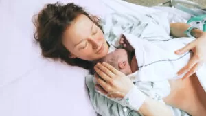 Comenzar el cuidado de madre canguro inmediatamente después del nacimiento puede salvar hasta 150.000 vidas