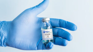 Pfizer preve vender 26 mil millones vacunas covid-19