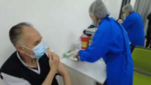 Vacunación de personas mayores de 50 año en Bogotá se hará con pico y cédula