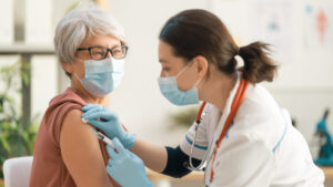vacunas 74,5 efectivas para prevenir muerte covid-19 en adultos mayores