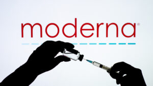 FDA autorizaria media dosis refuerzo vacuna Moderna