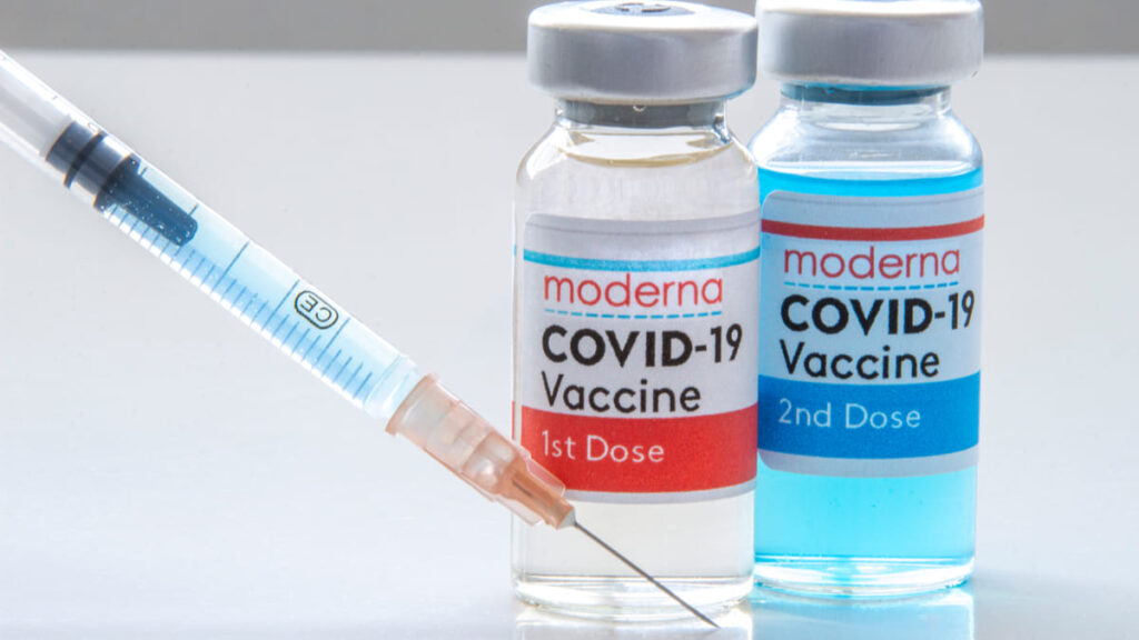 FDA pospone decision uso vacuna Moderna adolescentes