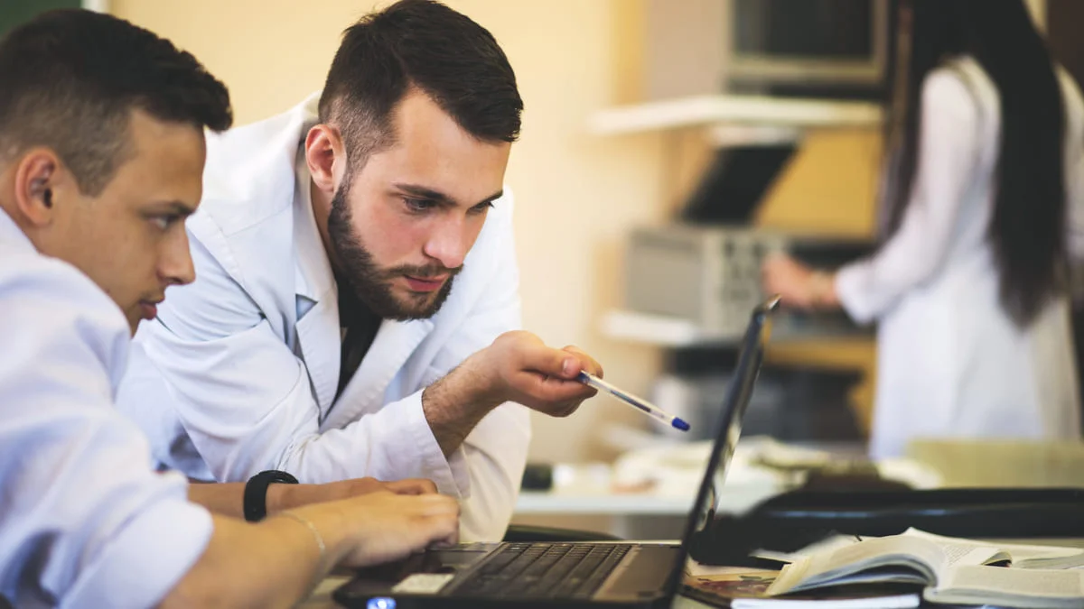 Establecen especificaciones para verificar los datos de las personas certificadas y graduadas en el ReTHUS