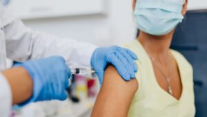 Voluntarios en estudios clínicos de vacunas covid-19 podrán acreditar requisito de vacunación