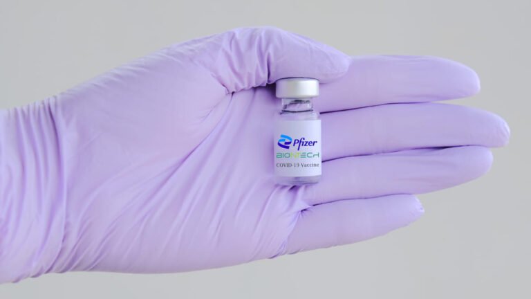 Pfizer y BioNTech inician ensayo clinico de su vacuna contra ómicron