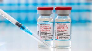FDA otorga autorizacion total a la vacuna Moderna contra covid-19