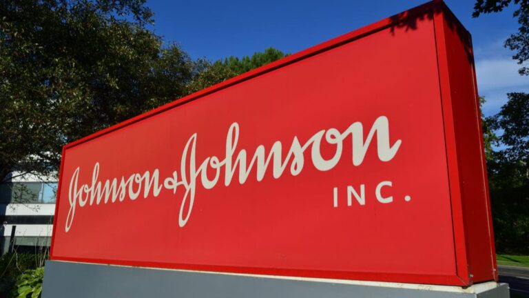 J&J detiene previsión de ventas de su vacuna contra covid-19 por baja demanda