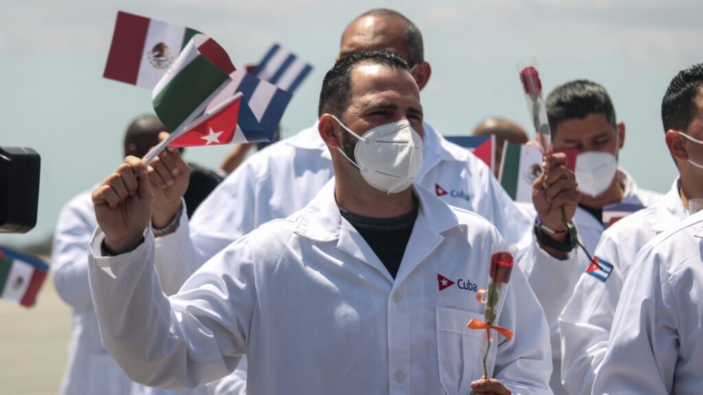 Por déficit de especialistas México contratará 500 médicos cubanos