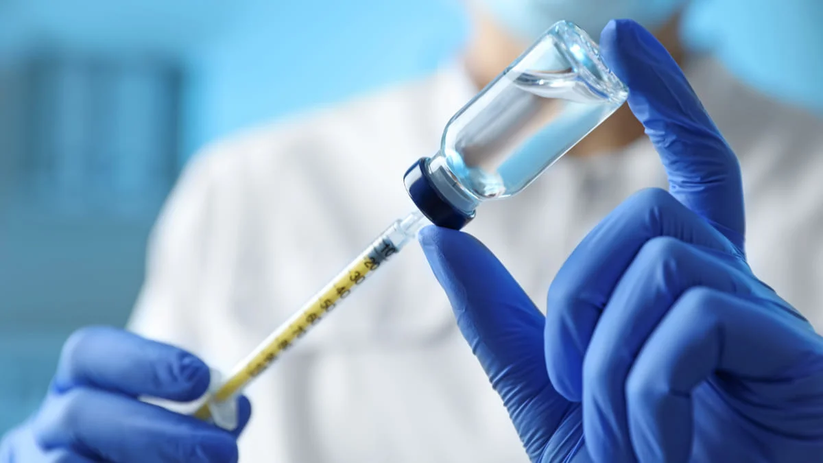 FDA autoriza dosis de refuerzo para la variante ómicron de Pfizer y Moderna