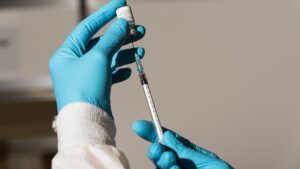 Pfizer y Moderna buscan autorización de vacunas de refuerzo ante la FDA