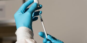 Pfizer y Moderna buscan autorización de vacunas de refuerzo ante la FDA