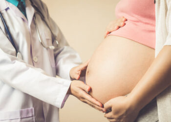 Acompañamiento durante el parto mejora resultados maternos y perinatales