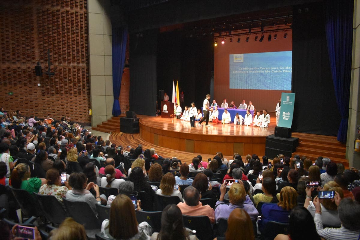 Iniciativa Medellín Me Cuida Discapacidad certificó a nuevos cuidadores. Foto Alcaldia de Medellin