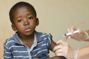 Desafíos y soluciones en la vacunación universal: la alerta roja en la salud infantil