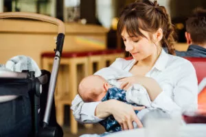 Espacios para lactancia materna en zonas públicas serán obligatorios Ley 2306 de 2023