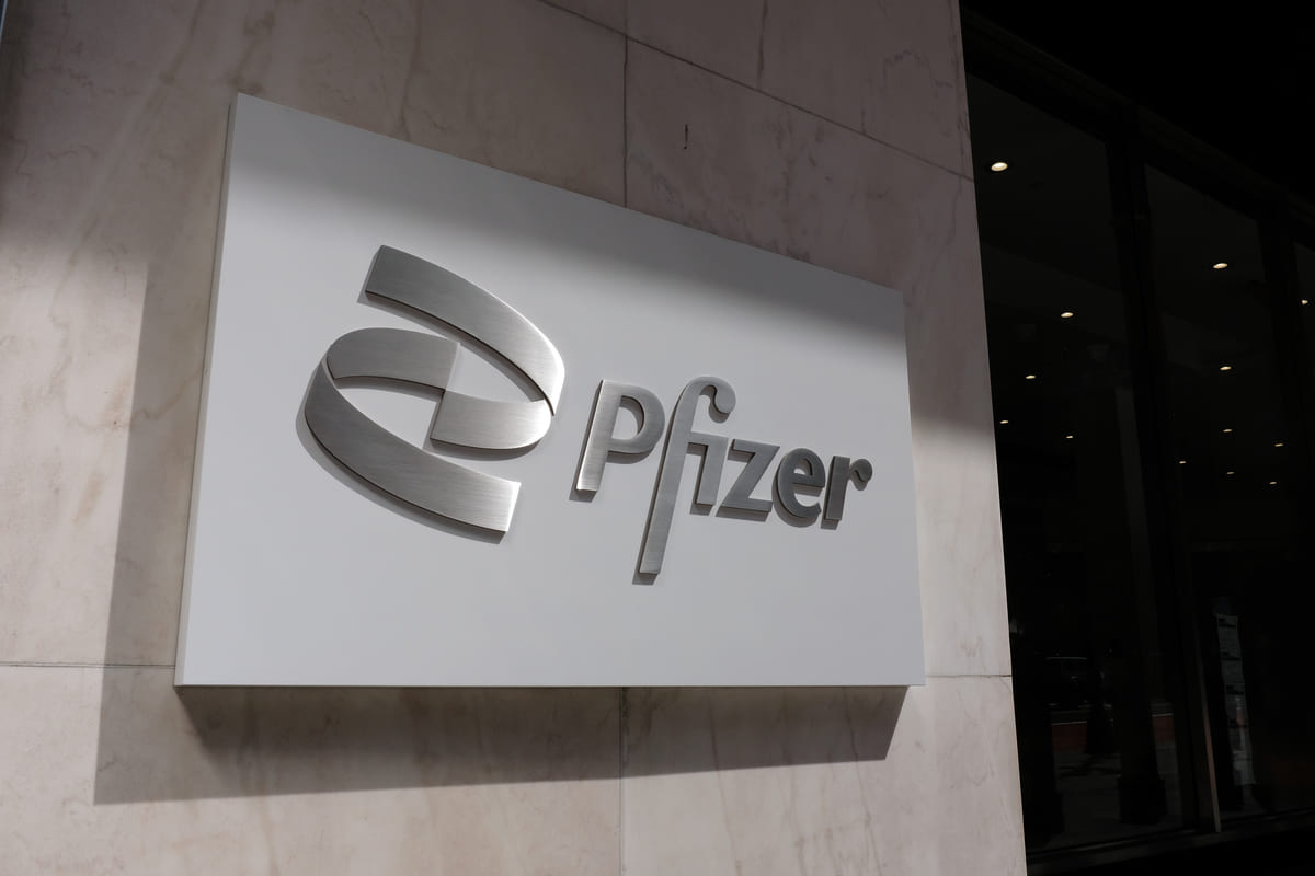 Pfizer considera recortes de costos mientras los ingresos de COVID decepcionan