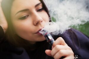 Consumo de tabaco: OMS advierte sobre vacíos regulatorios y riesgos de los cigarrillos electrónicos