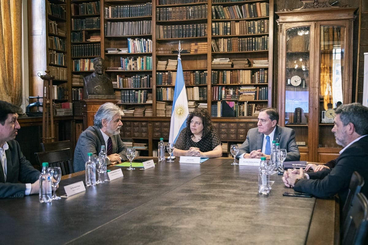 Argentina y OPS fortalecerán producción de vacunas ARNm en la región