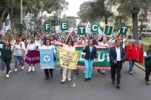 Perú: Sindicatos de la salud siguen en huelga exigiendo mejoras laborales