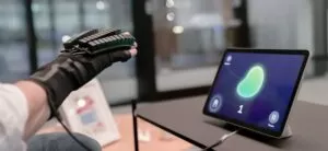 Startup británica presenta guante robótico para rehabilitación. Foto Ryan Blackwood