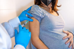 Vacunación contra el COVID-19 en mujeres embarazadas y en periodo postparto: Informe OPS
