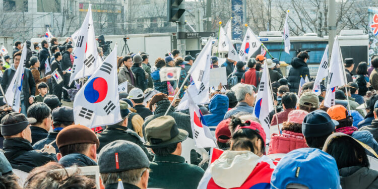 La Asociación Médica de Corea (KMA) ha dejado claro que no cederá en su postura y continuará con la huelga que ha afectado gravemente al sistema de salud de Corea del Sur. Esta medida de protesta se mantendrá hasta que el Gobierno descarte su plan de aumentar en 2.000 plazas al año la cuota para nuevos estudiantes de medicina.