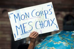 Francia consagra en su constitución el derecho al aborto