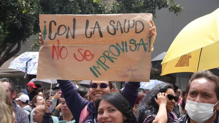 Reforma a la Salud 170 Maestros protestan por caótica implementación del modelo de salud