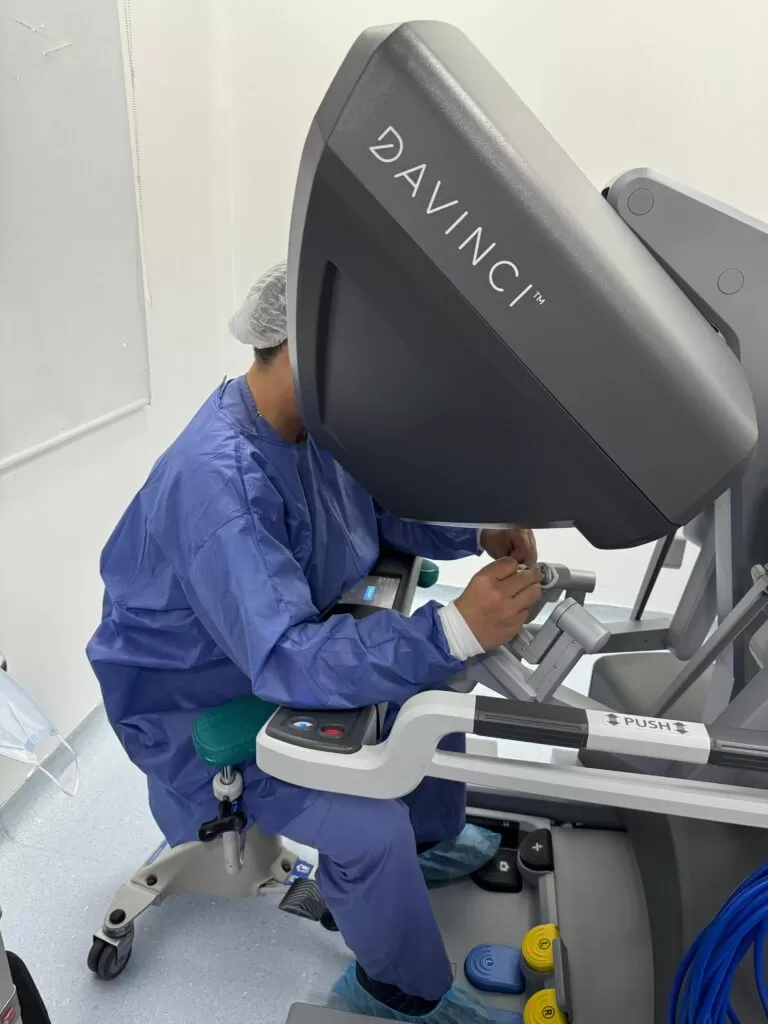 Éxito en cirugías robóticas: Instituto Nacional de Cancerología registró 1.000 intervenciones con el robot ‘Da Vinci’ 1 WhatsApp Image 2024 05 06 at 10.42.30 AM 1