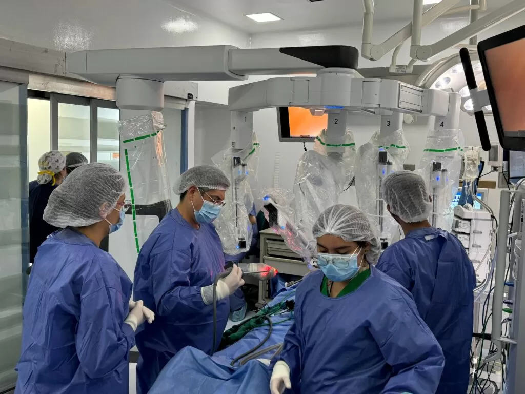 Éxito en cirugías robóticas: Instituto Nacional de Cancerología registró 1.000 intervenciones con el robot ‘Da Vinci’ 2 WhatsApp Image 2024 05 06 at 10.42.30 AM