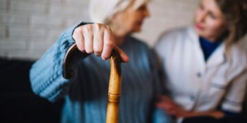 Corte reafirma la obligación de brindar cuidados gratuitos a adultos mayores vulnerables en instituciones de protección