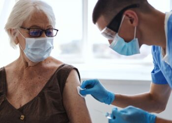 Los CDC refuerzan la recomendación de vacunación contra el VRS para mayores de 75 años