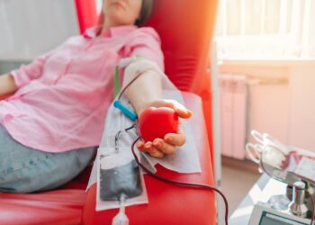 En 2023, México alcanzó un hito significativo en el ámbito de la salud pública, registrando 1.6 millones de donaciones de sangre, según datos del Centro Nacional de la Transfusión Sanguínea (CNTS). Este logro refleja un aumento en la donación voluntaria y altruista, que creció de un 5.1% en 2018 a un 8.3% en 2023, cumpliendo así con los indicadores de abasto de sangre establecidos por la Organización Mundial de la Salud (OMS).