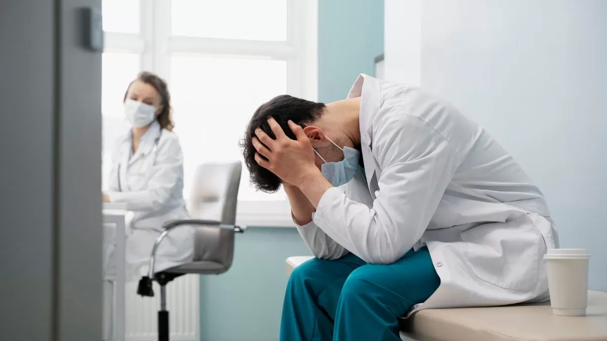 El estudio muestra que los médicos tienen un índice de mortalidad estandarizado (SMR) de 1.44, lo que significa que tienen un 44% más de probabilidades de suicidarse en comparación con la población general. Este hallazgo destaca una vulnerabilidad significativa en este grupo profesional.