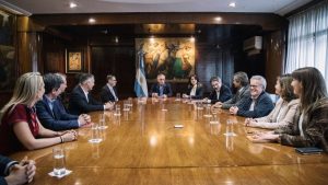Argentina firma acuerdo con Bayer y Takeda que reduce en 90% el costo del Factor VIII para hemofilia