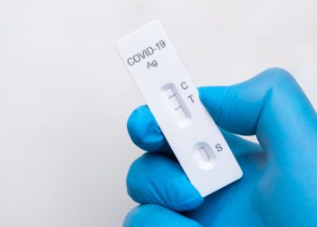 FDA autoriza la primera prueba combinada de gripe y COVID-19 sin receta