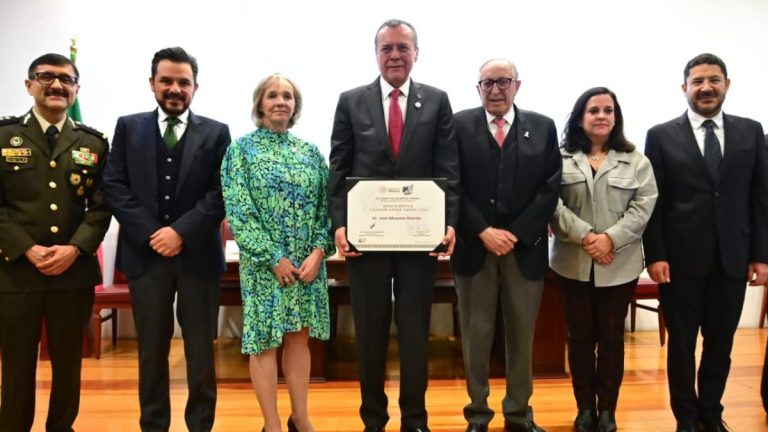 Reforma a la Salud 61 Gobierno de México entregó el reconocimiento al mérito médico 'Valentín Gómez Farías' 2024 al Dr. José Sifuentes Osornio