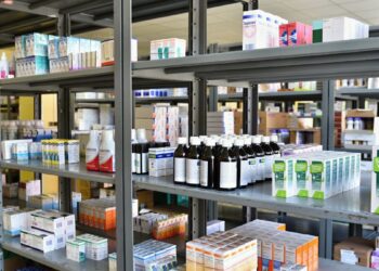 Desabastecimiento de medicamentos en Cali, retrasos y largas filas afectan a pacientes en dispensarios farmacéuticos