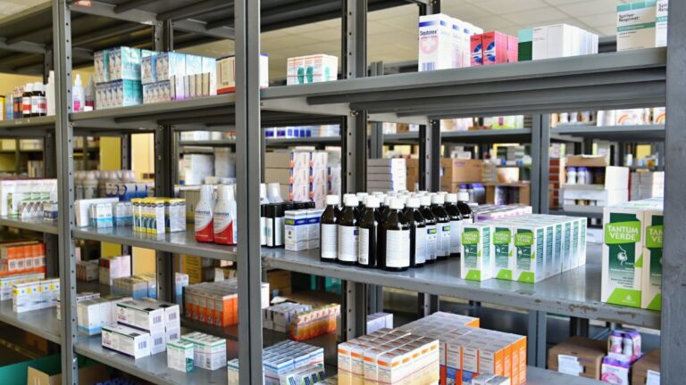 Desabastecimiento de medicamentos en Cali, retrasos y largas filas afectan a pacientes en dispensarios farmacéuticos