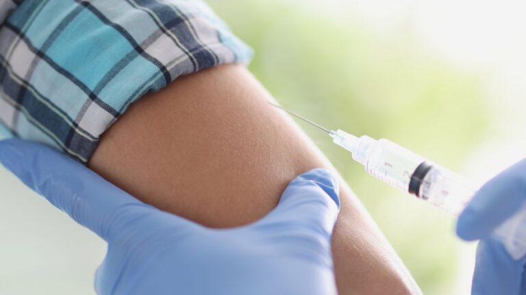 Bogotá intensifica vacunación contra la fiebre amarilla tras confirmar cinco casos importados