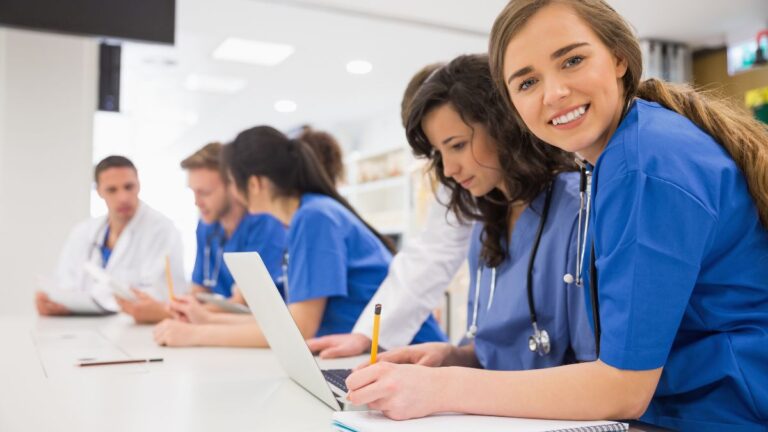 Cuidar a quienes cuidan, el imperativo de transformar la educación en salud